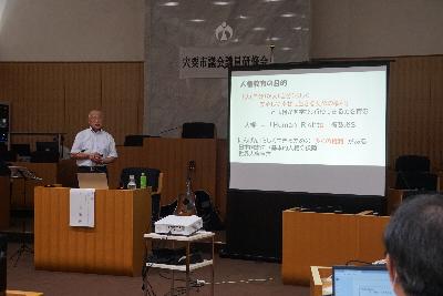 令和6年度議会議員研修会で講師が話している写真