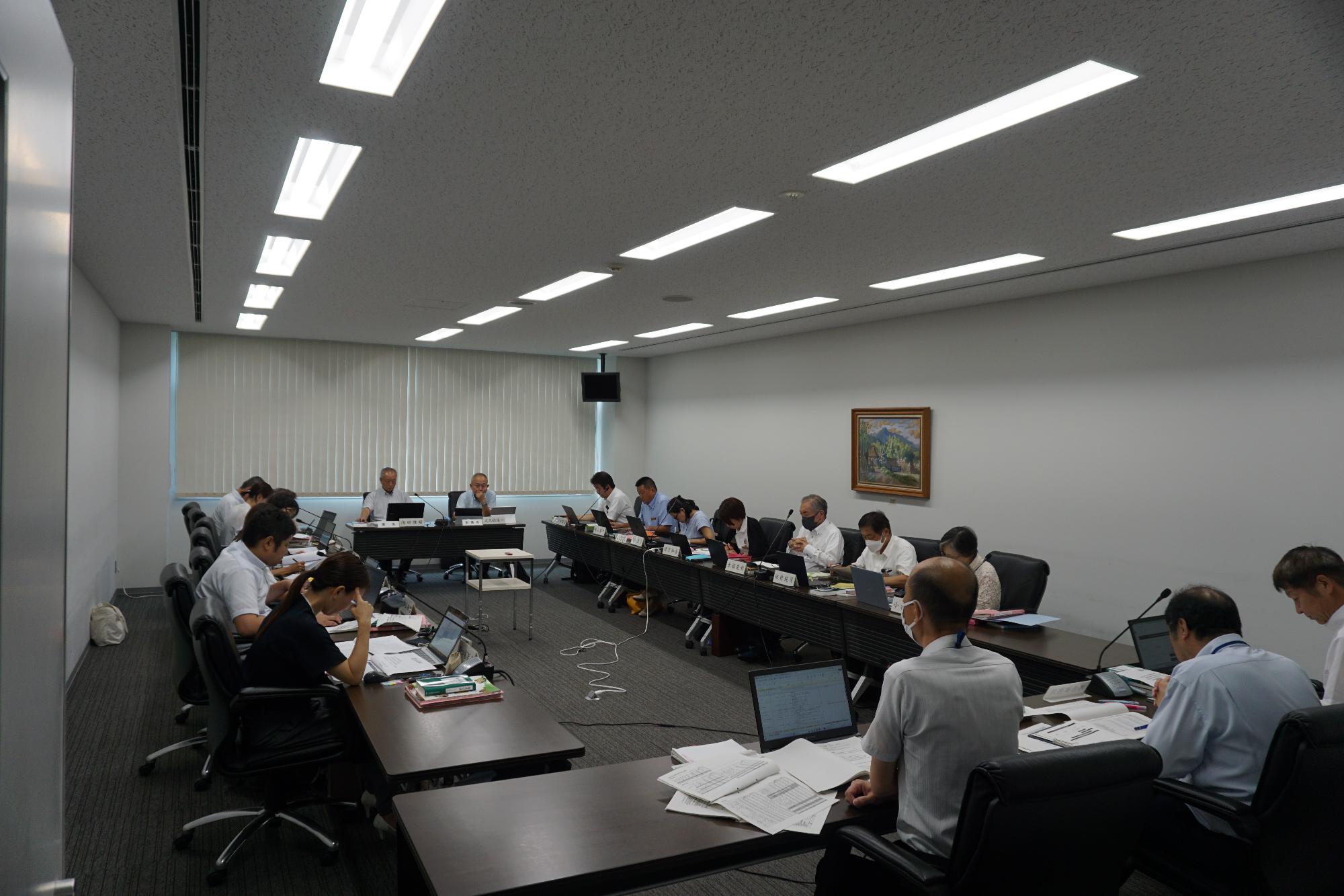 令和7年8月22日市役所で研修を受ける市議会議員