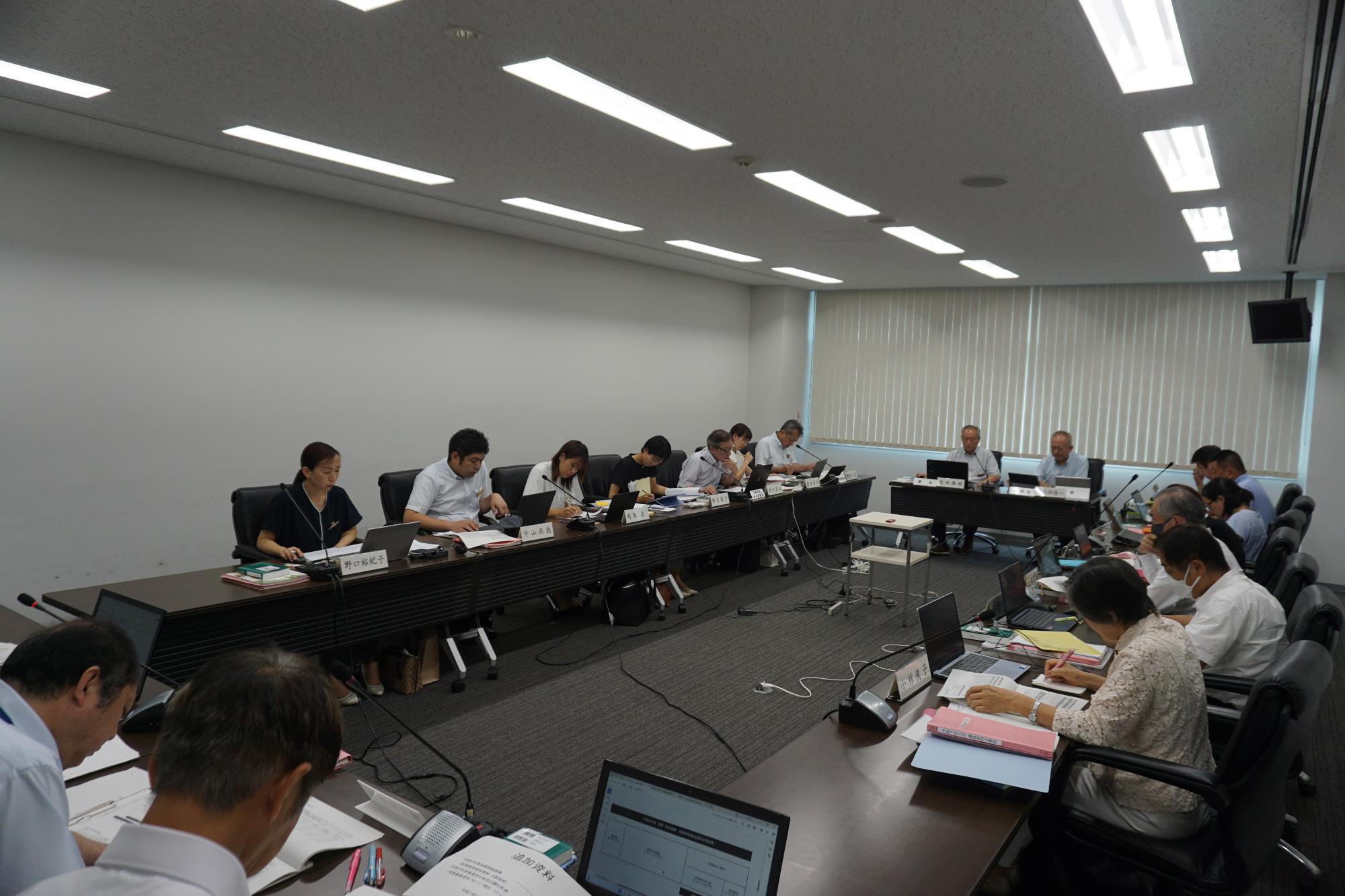 令和7年8月22日市役所で研修を受ける市議会議員