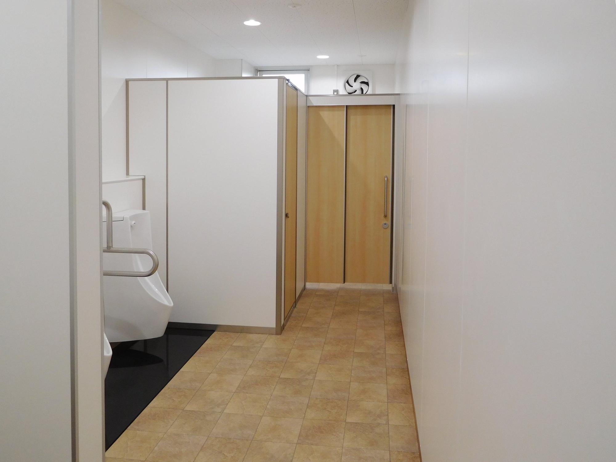 山崎東中学校校舎トイレ改修後の写真