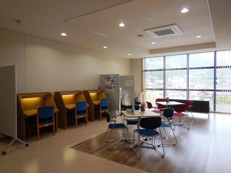 ライブリーちくさ学習スペースに学習机が並んでいる画像