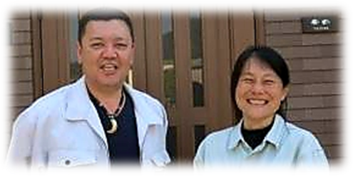 猟師の店ディアーズの安田さん夫婦が二人並んで笑っている写真