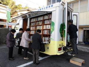 ささゆり号で借りる本を探している市民らの写真