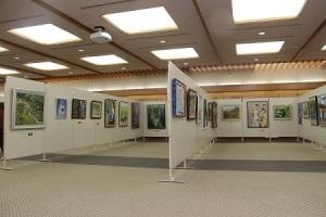 宍粟市美術展内の数十枚の絵画が展示されている写真