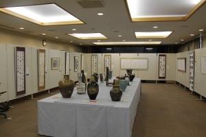 宍粟市美術展内の書や工芸品が展示されている写真