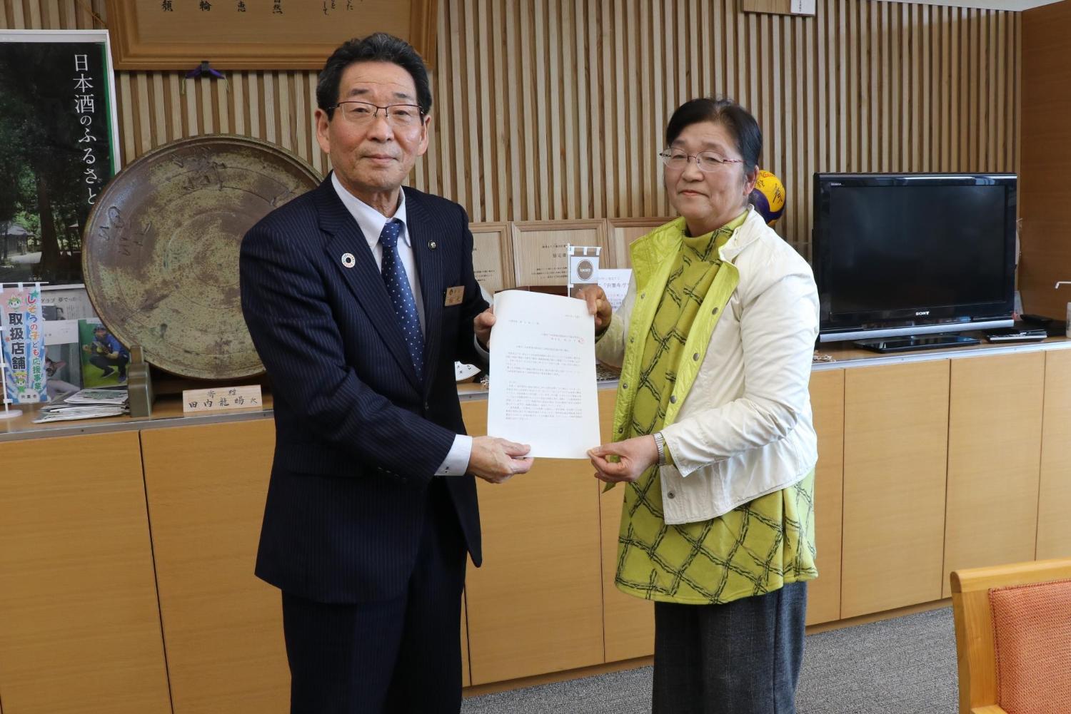 1月29日福元市長へ意見書を提出する福山委員長