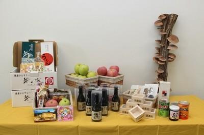 副署である宍粟材を使った一合枡と、特産物のりんごやきのこ、うどんや調味料が写った写真