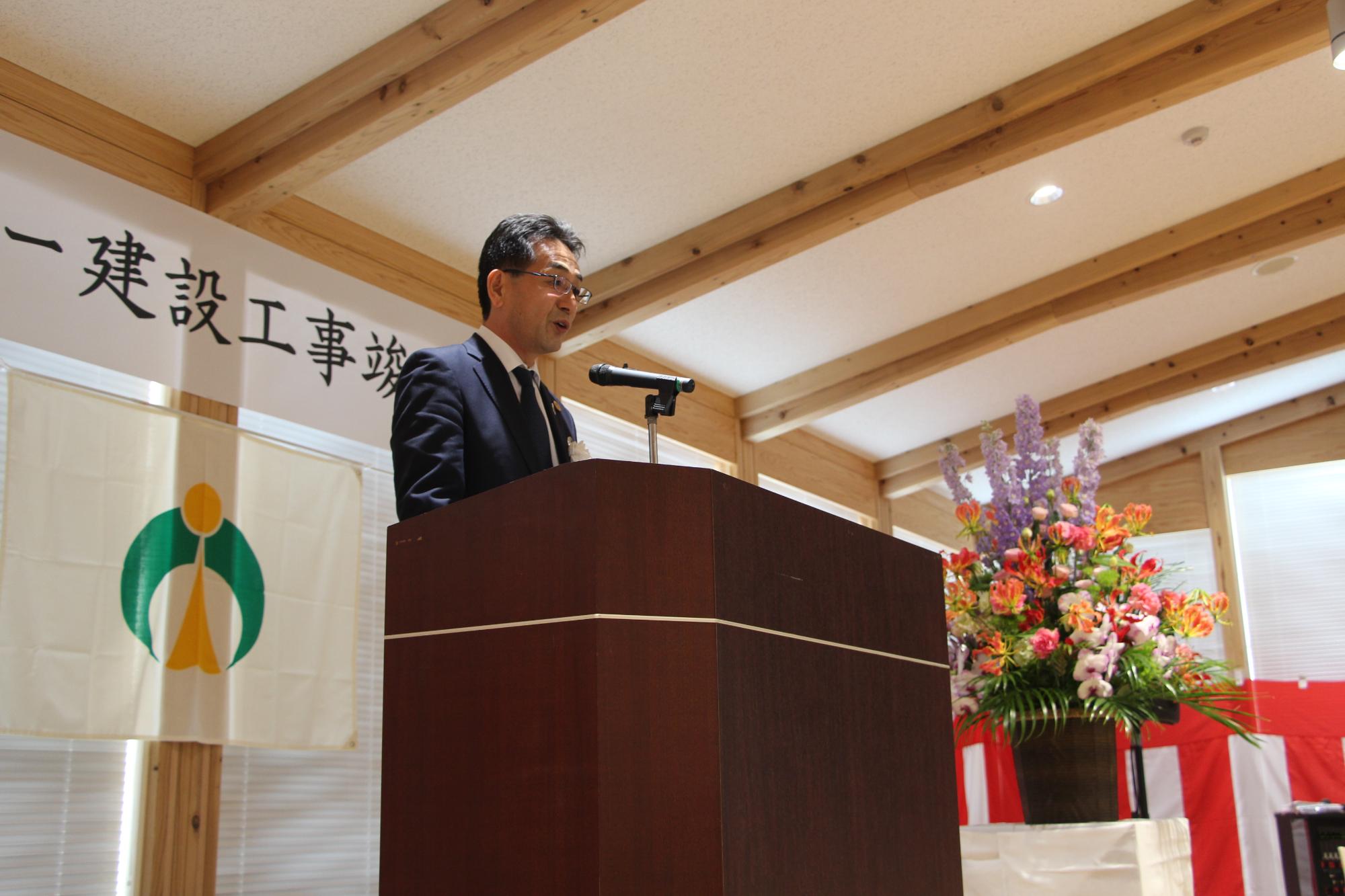 中村副市長が縁台で竣工式開式の宣言をしている写真