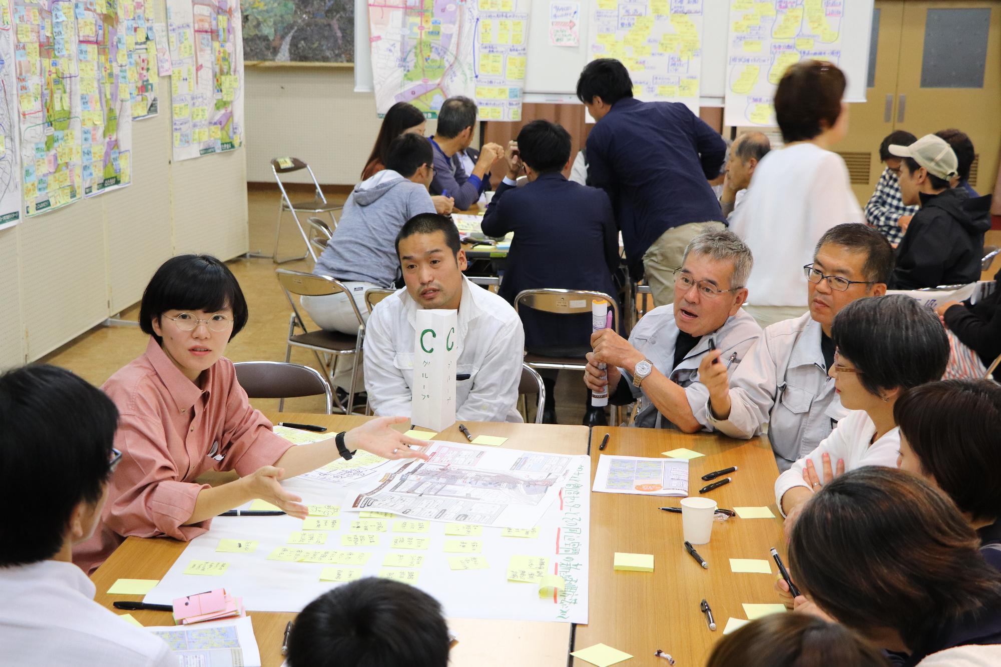 波賀文化創造センターの新たな活用方法について議論するワークショップ参加者らの写真