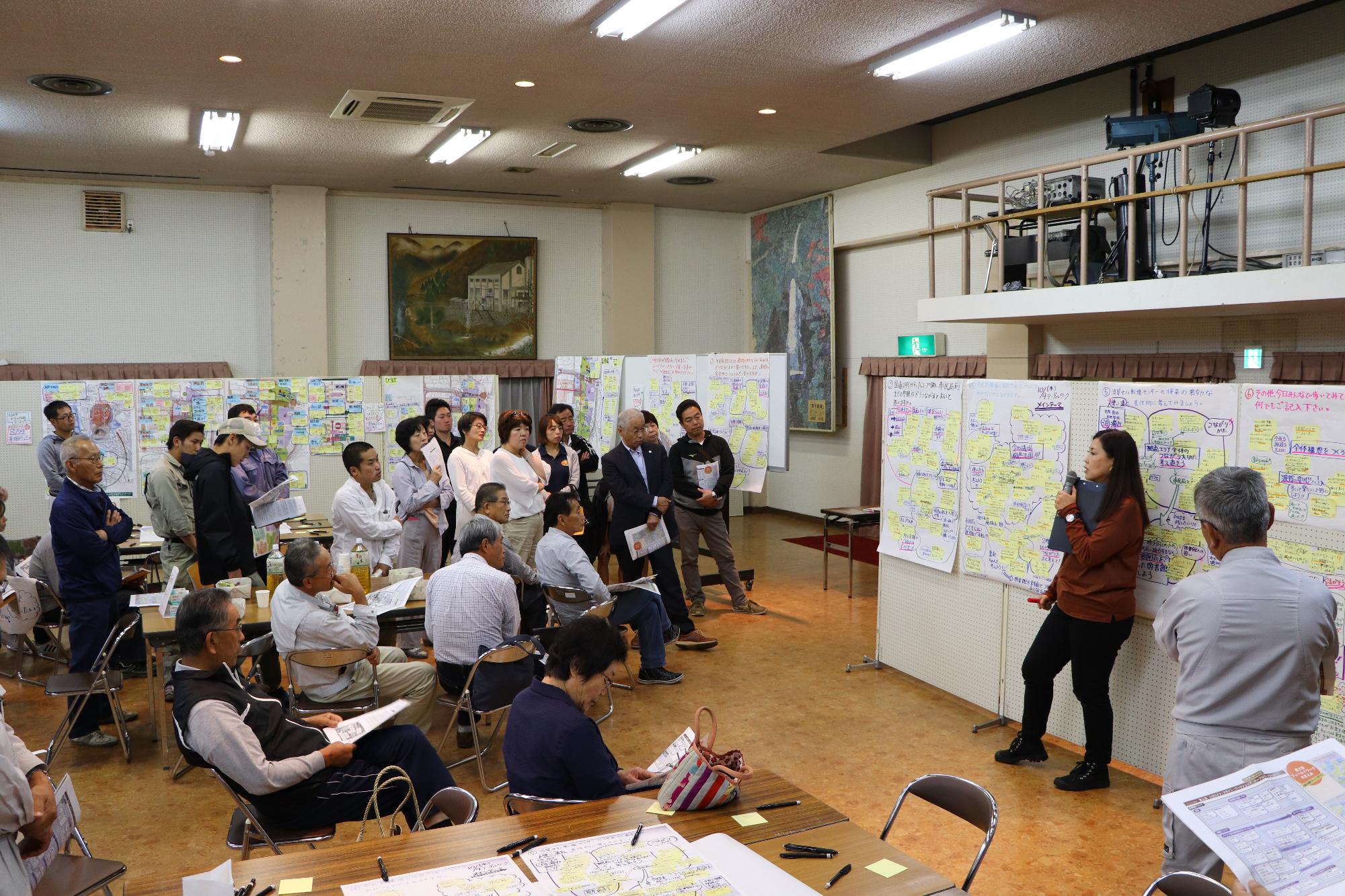 講師の野口志乃さんか第1回、2回のワークショップで出された意見を参加者らに解説している写真