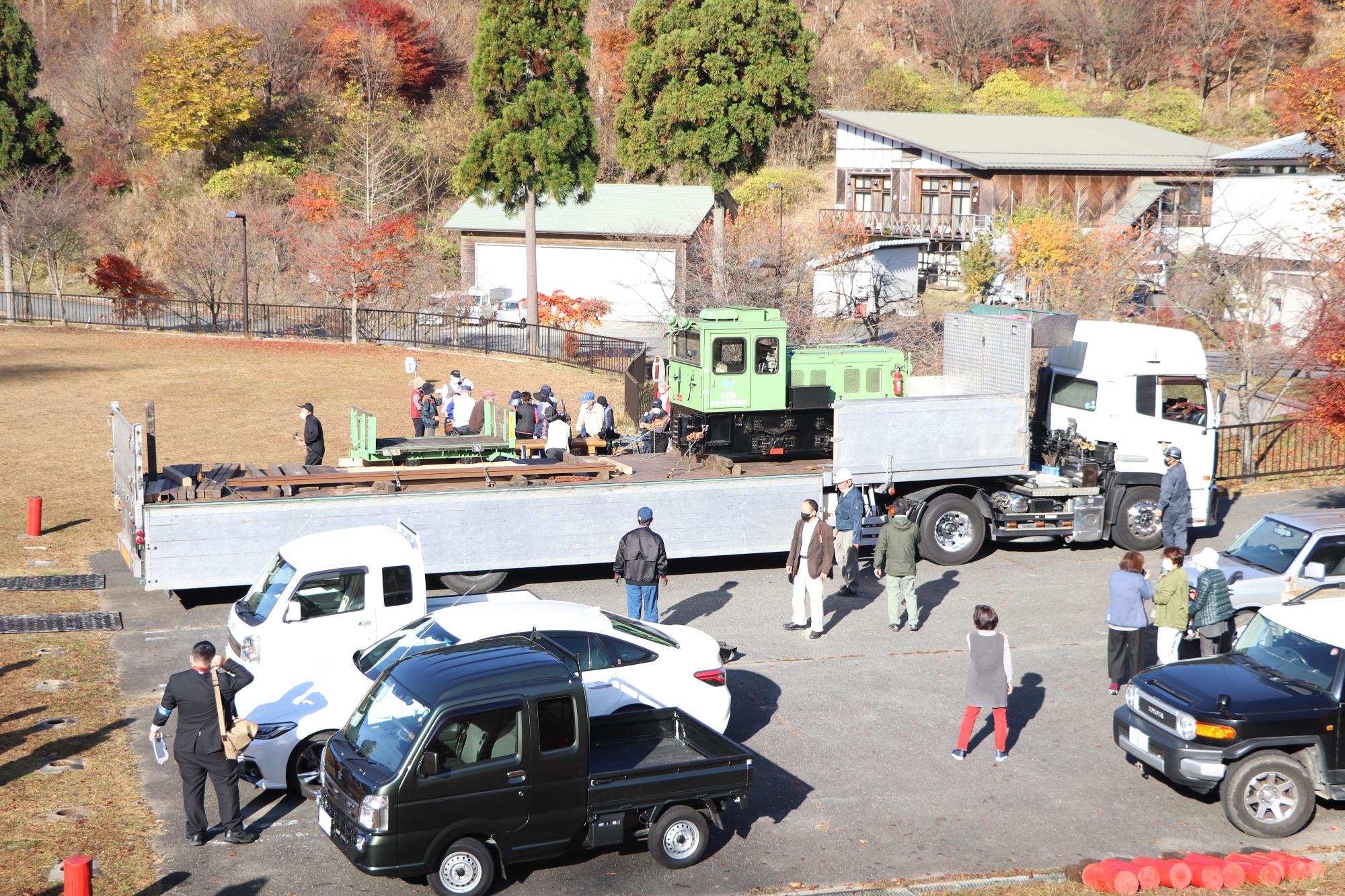 機関車を載せたトラックが展示現場に到着した写真