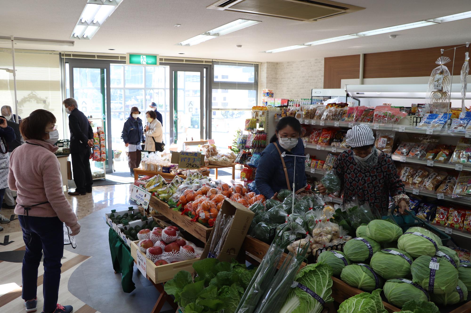 野菜や果物が並ぶにこにこマート店内の様子が分かる写真
