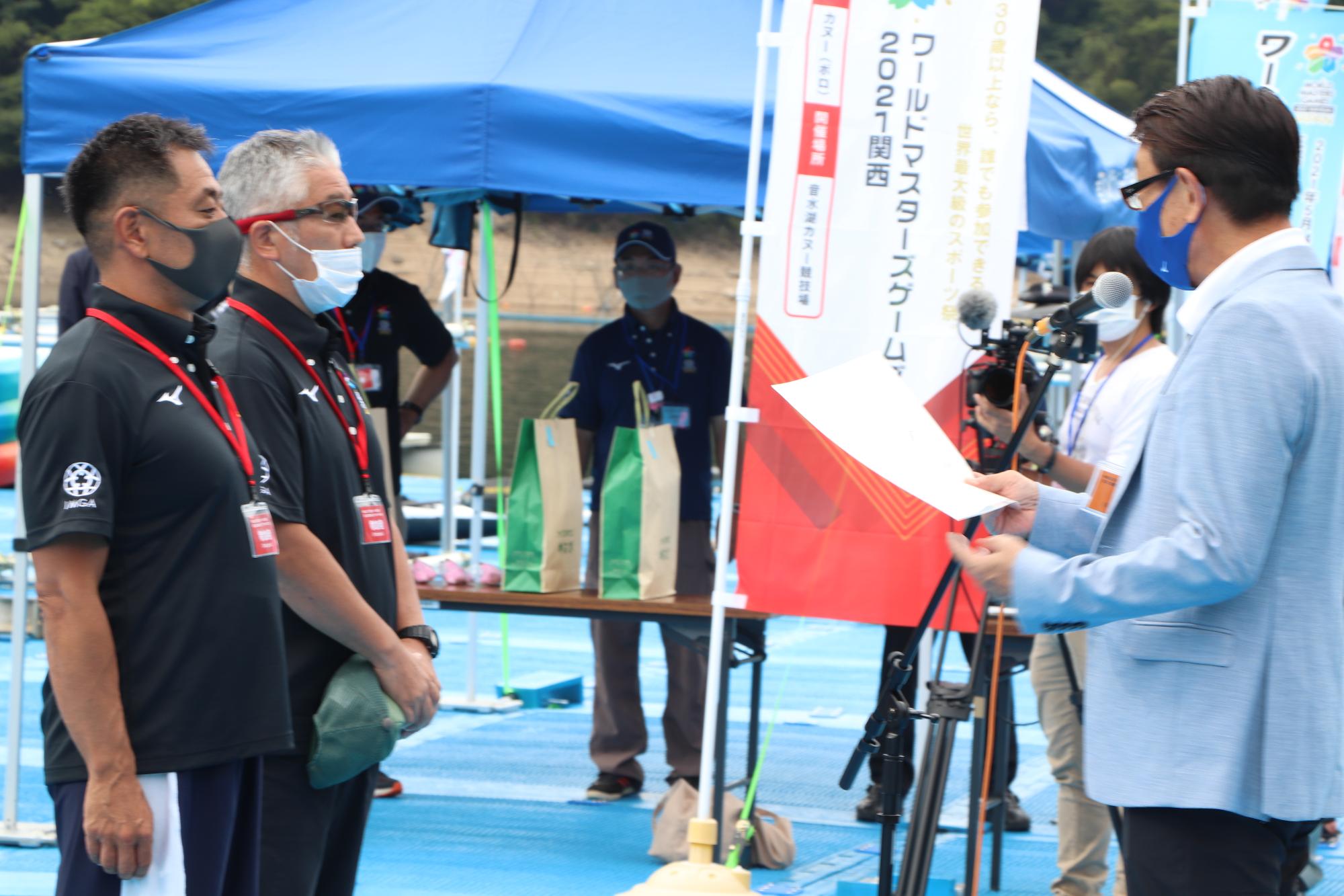 入賞し表彰状を受け取る地元選手の写真