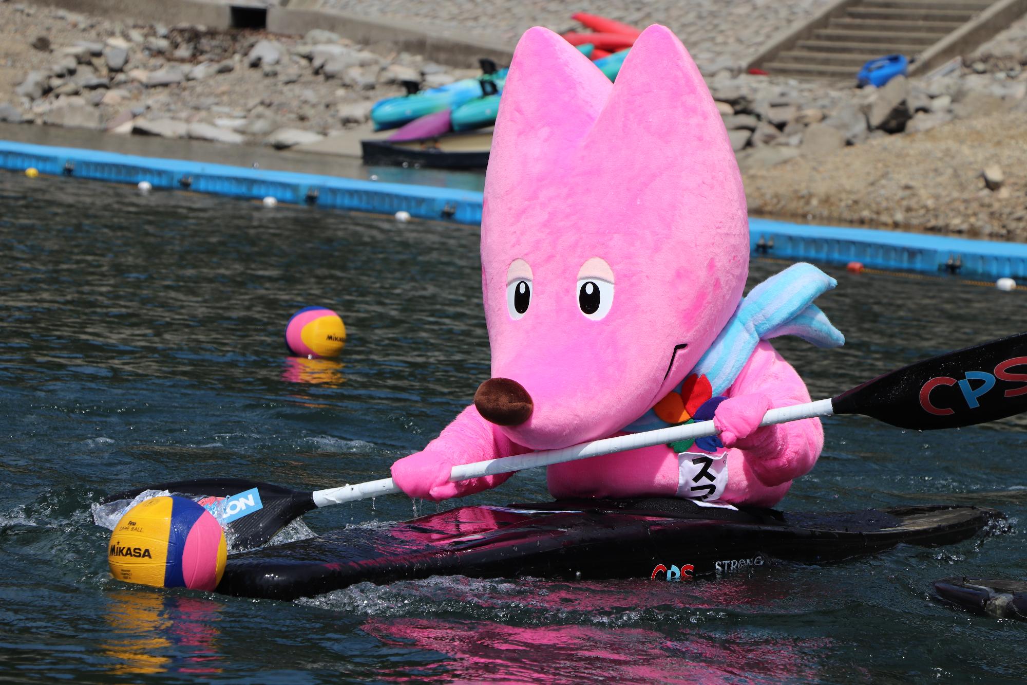 カヌーに乗り水上で巧みにボールを操るマスコットキャラクターのスフラの写真