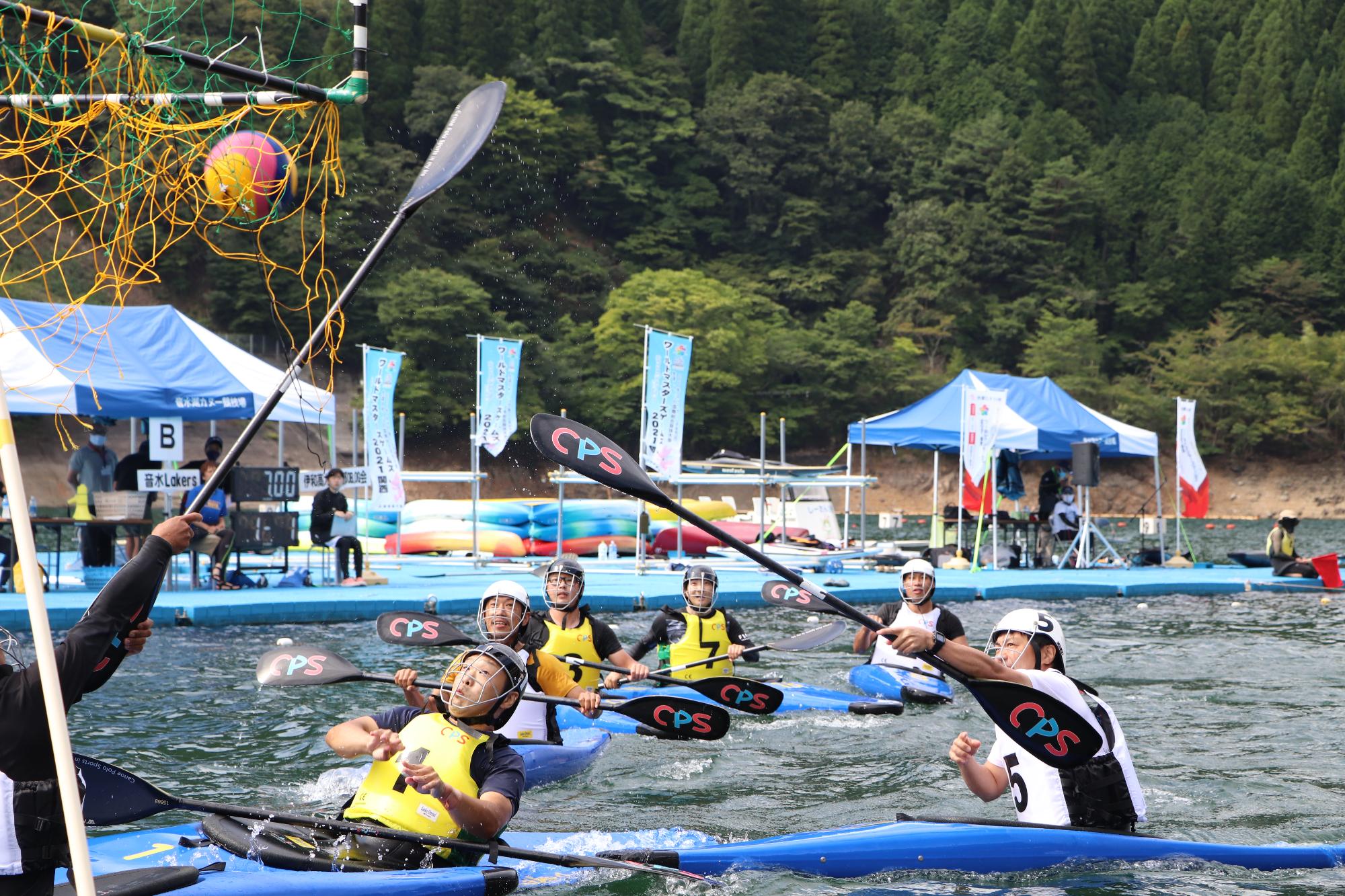 「伊和高カヌー部OB.OG会」と「音水Lakers」の地元チーム同士がカヌーポロの試合で対戦している写真