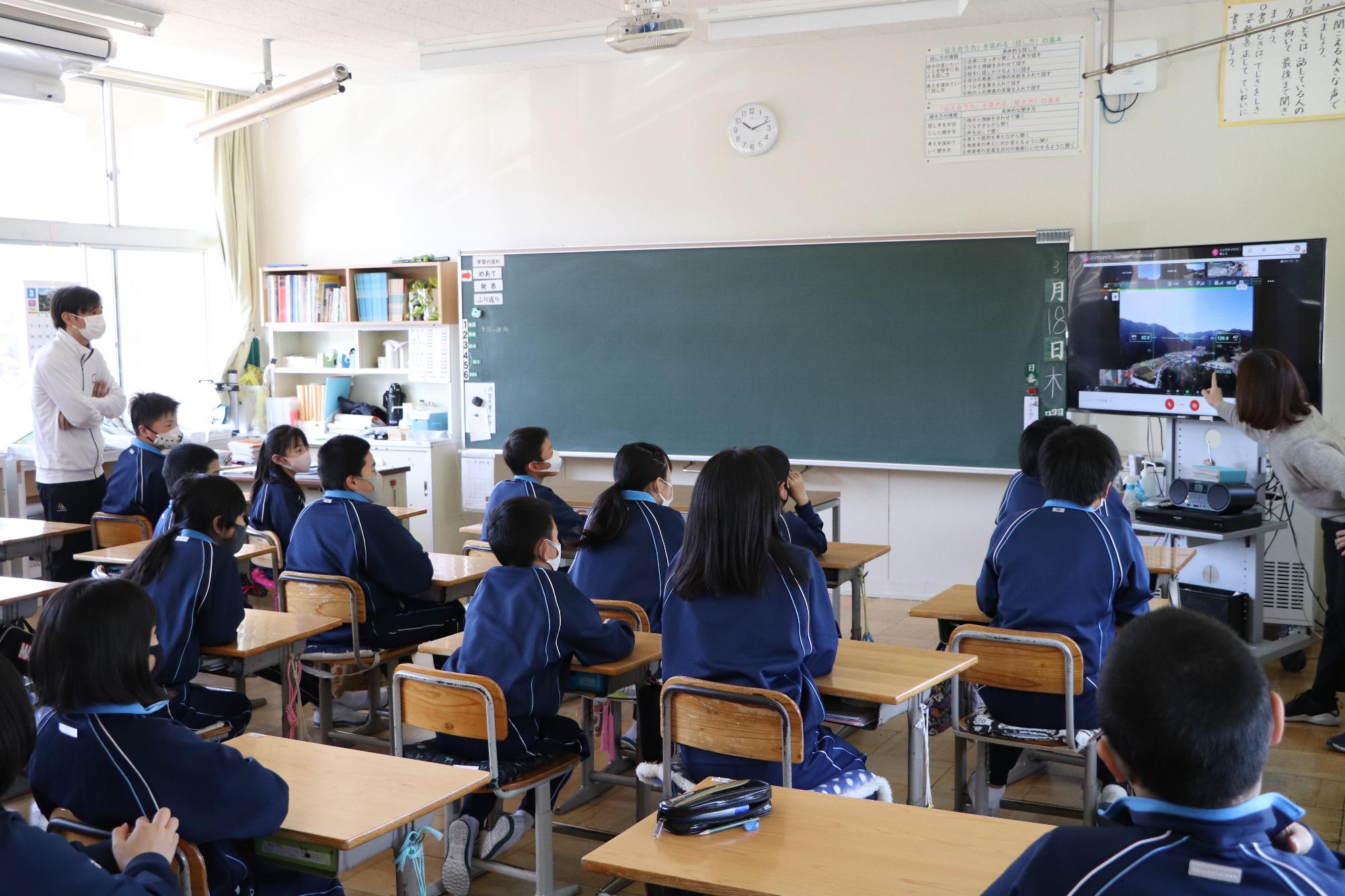 ドローンからの映像が配信されている波賀小学校の教室の様子