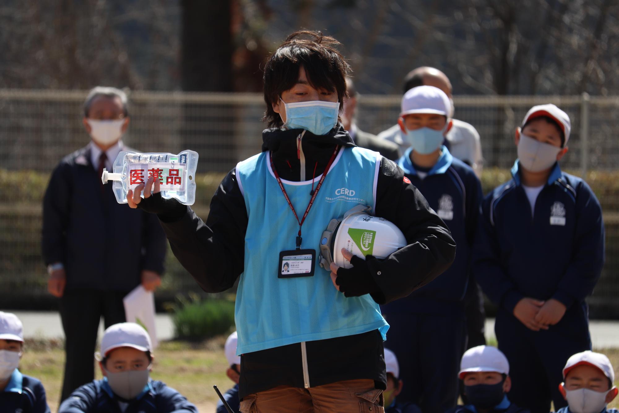 波賀小学校でドローンについて説明する吉田大介さんの写真