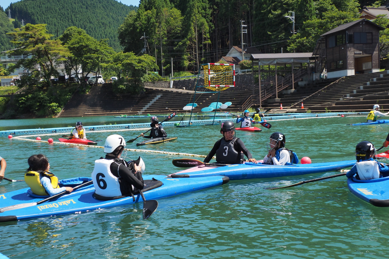 小学生らがカヌーポロ体験会に参加している様子