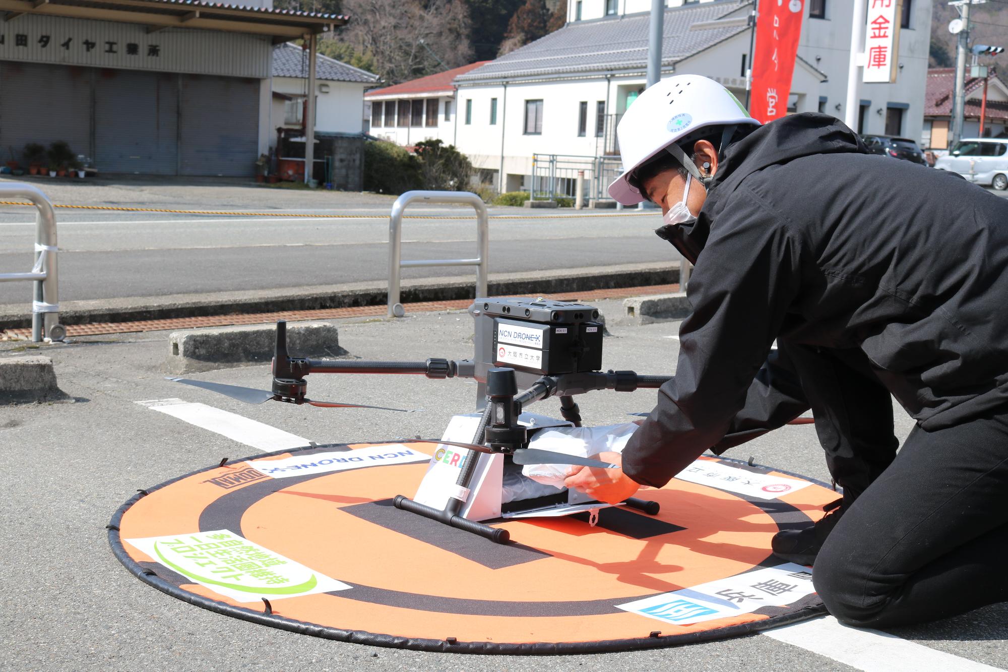 ドローンに弁当を積み込みしている様子