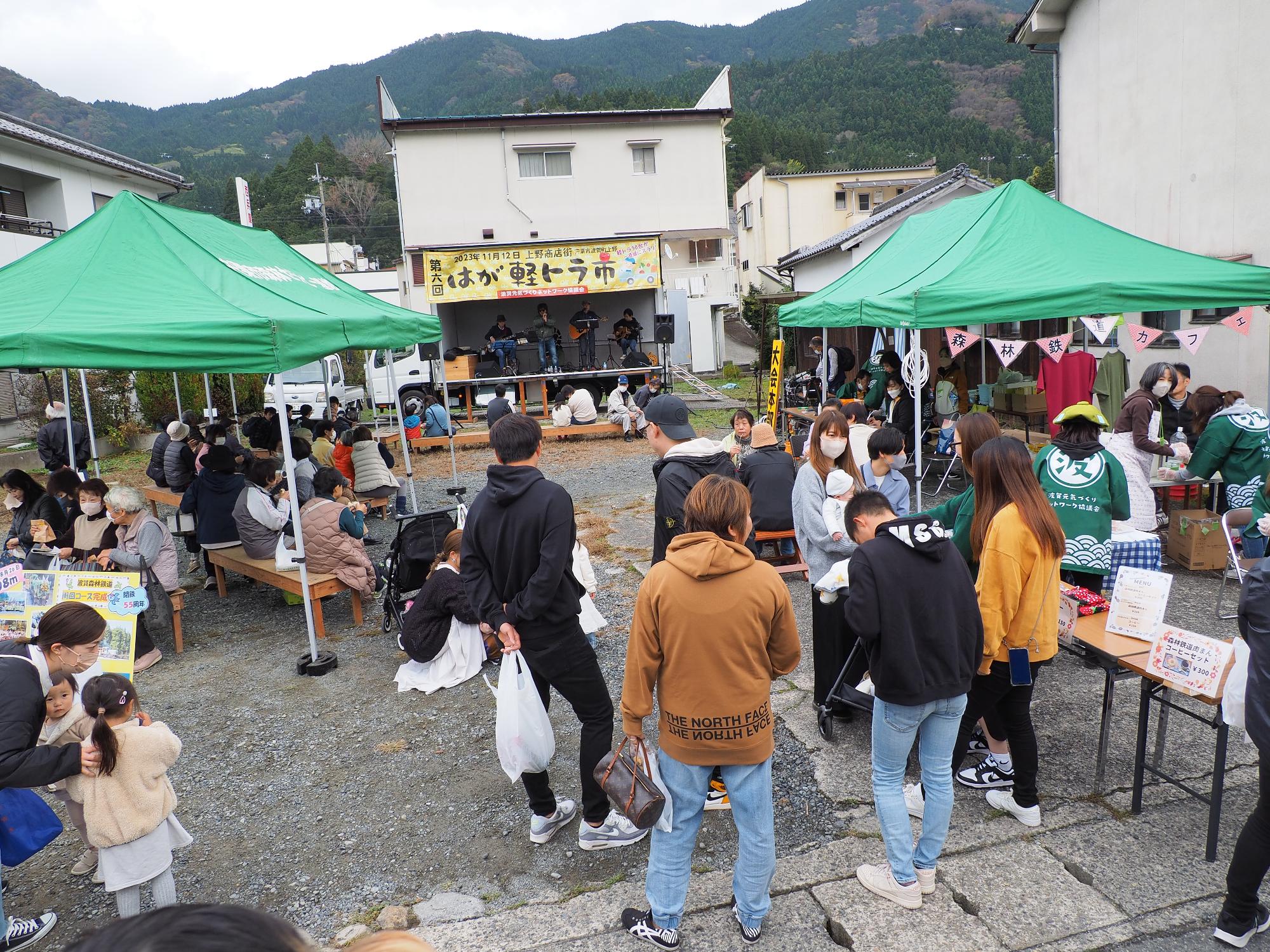 メイン会場のステージ演奏を来場者が観覧している写真