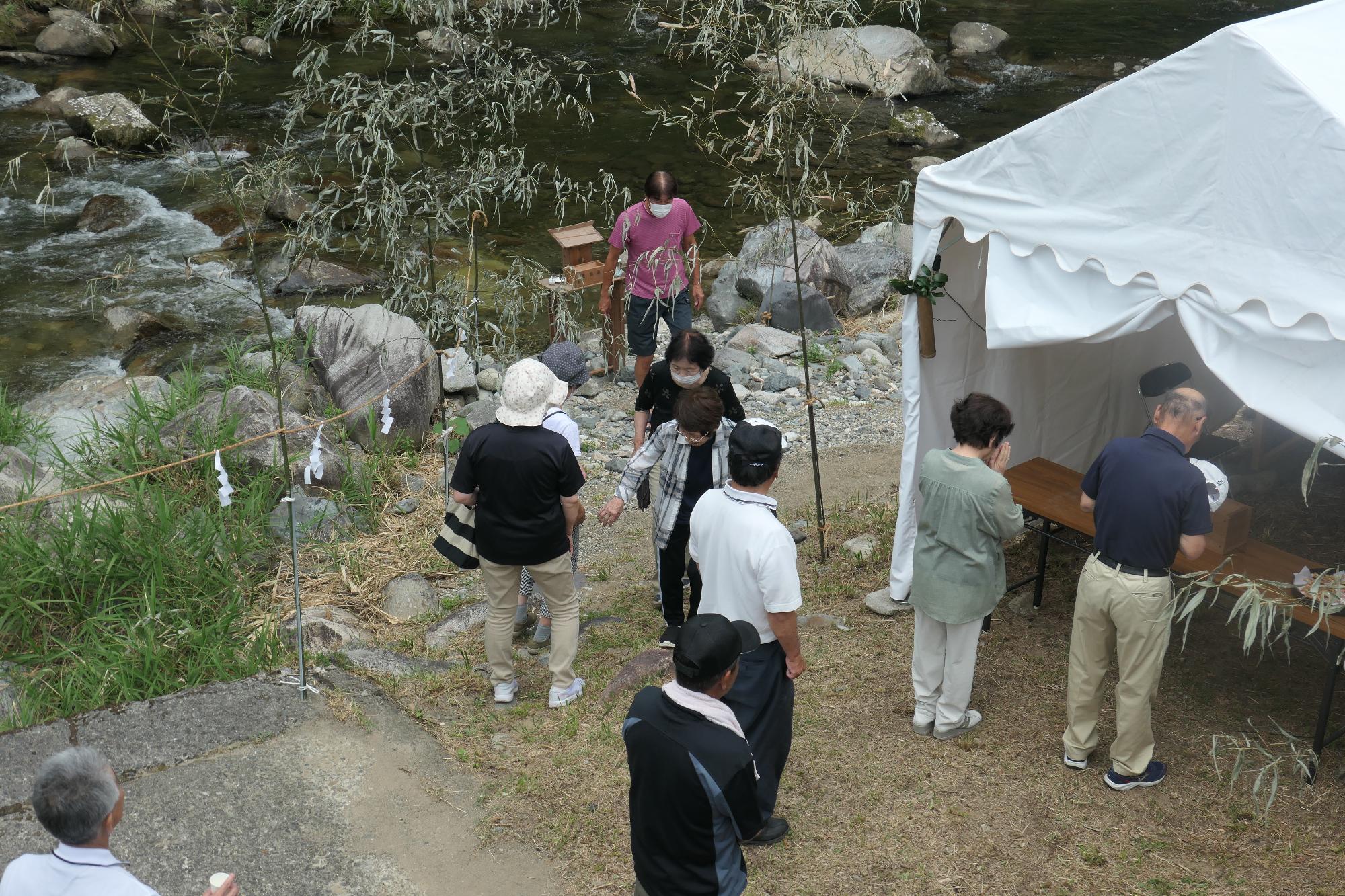 波賀町原の八丈川で執り行われた川そそまつりに集う地元住民らの写真