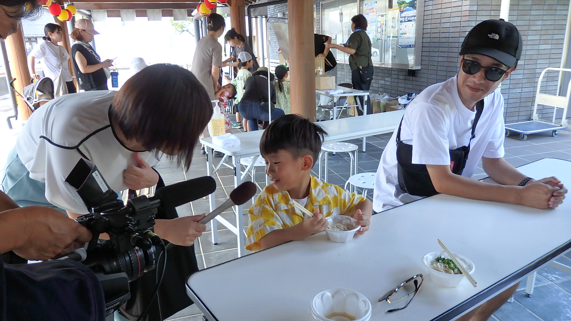 素麺を食べている子ども