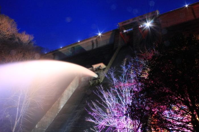 ライトアップされた引原ダム観光放流の写真