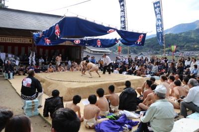 宝殿神社相撲の全景を写している写真