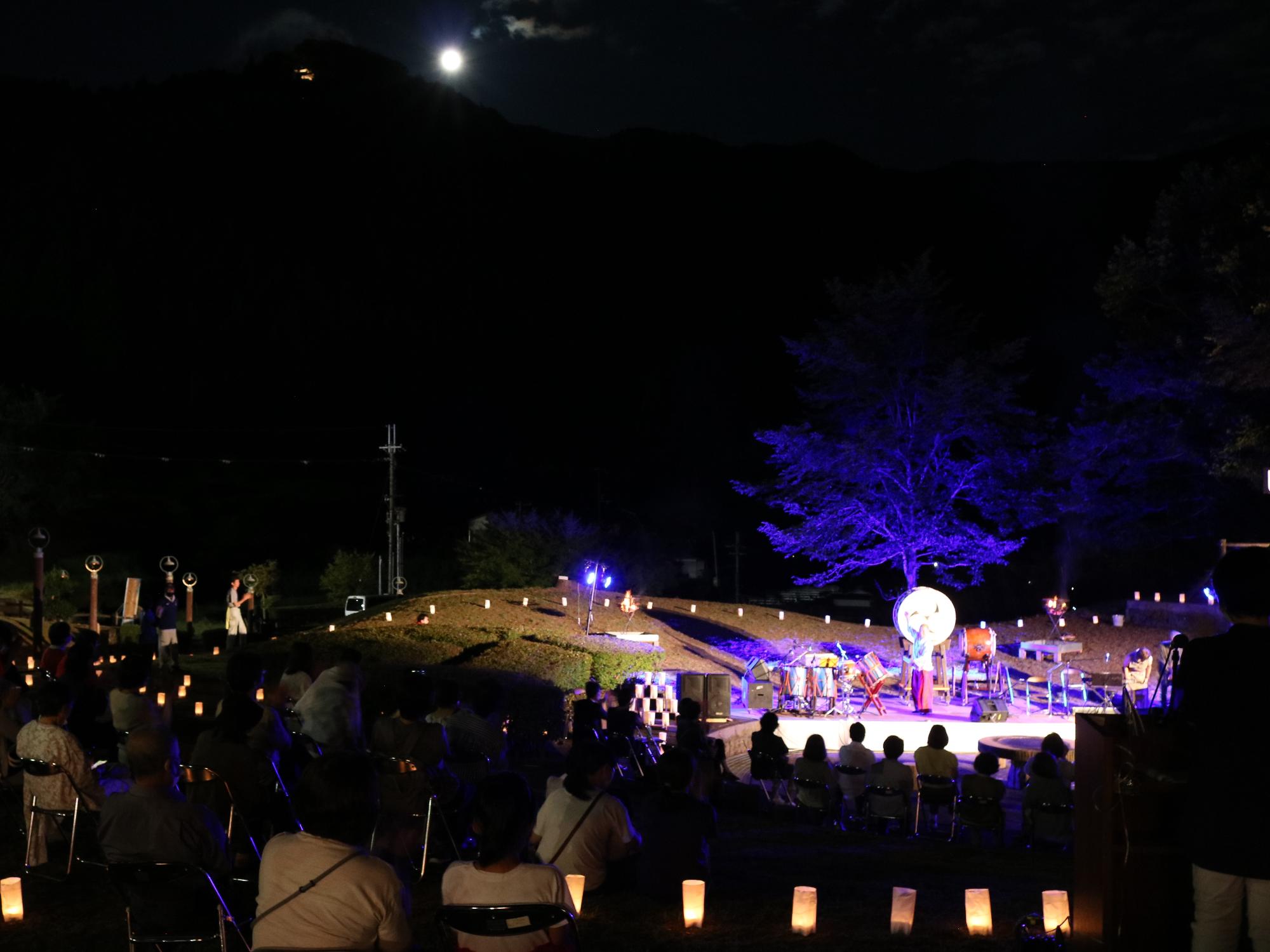 ステージでの演奏中に波賀城に満月がかかっている写真