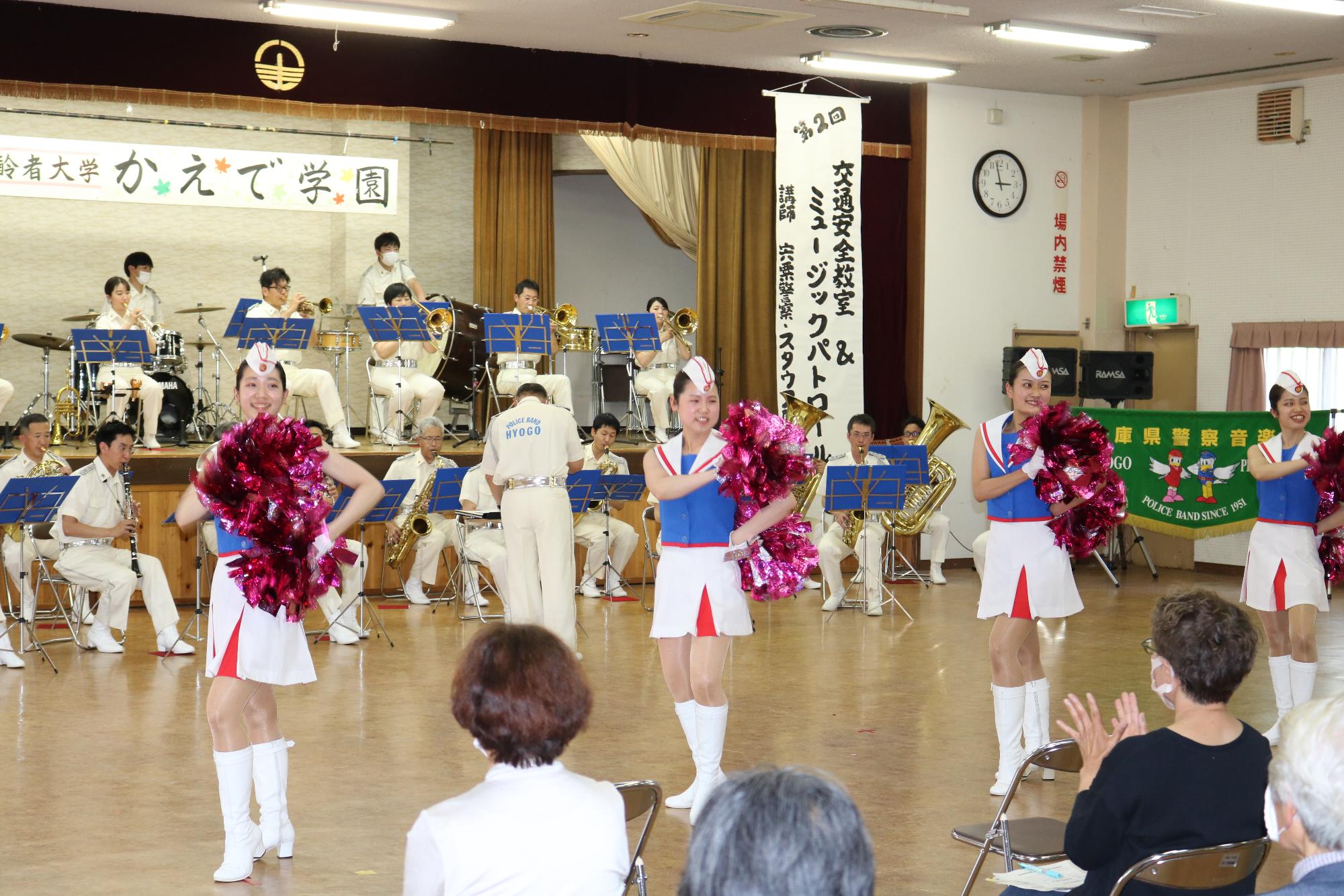市民センター波賀のホールで兵庫県警音楽隊が楽器を演奏している写真