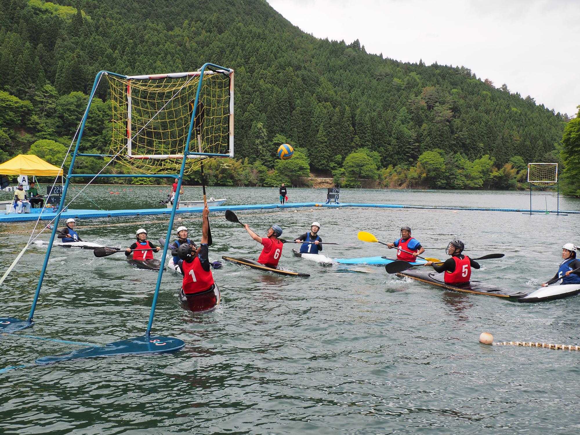 カヌーポロ競技の様子
