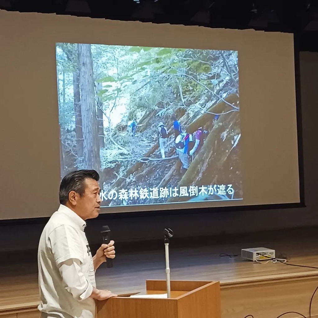 波賀元気づくりネットワーク協議会の松本会長が波賀森林鉄道遺構について説明している写真