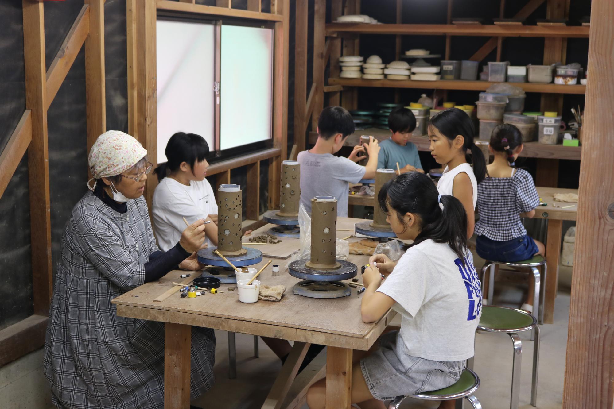 陶芸教室でランタン作りに挑戦する児童ら