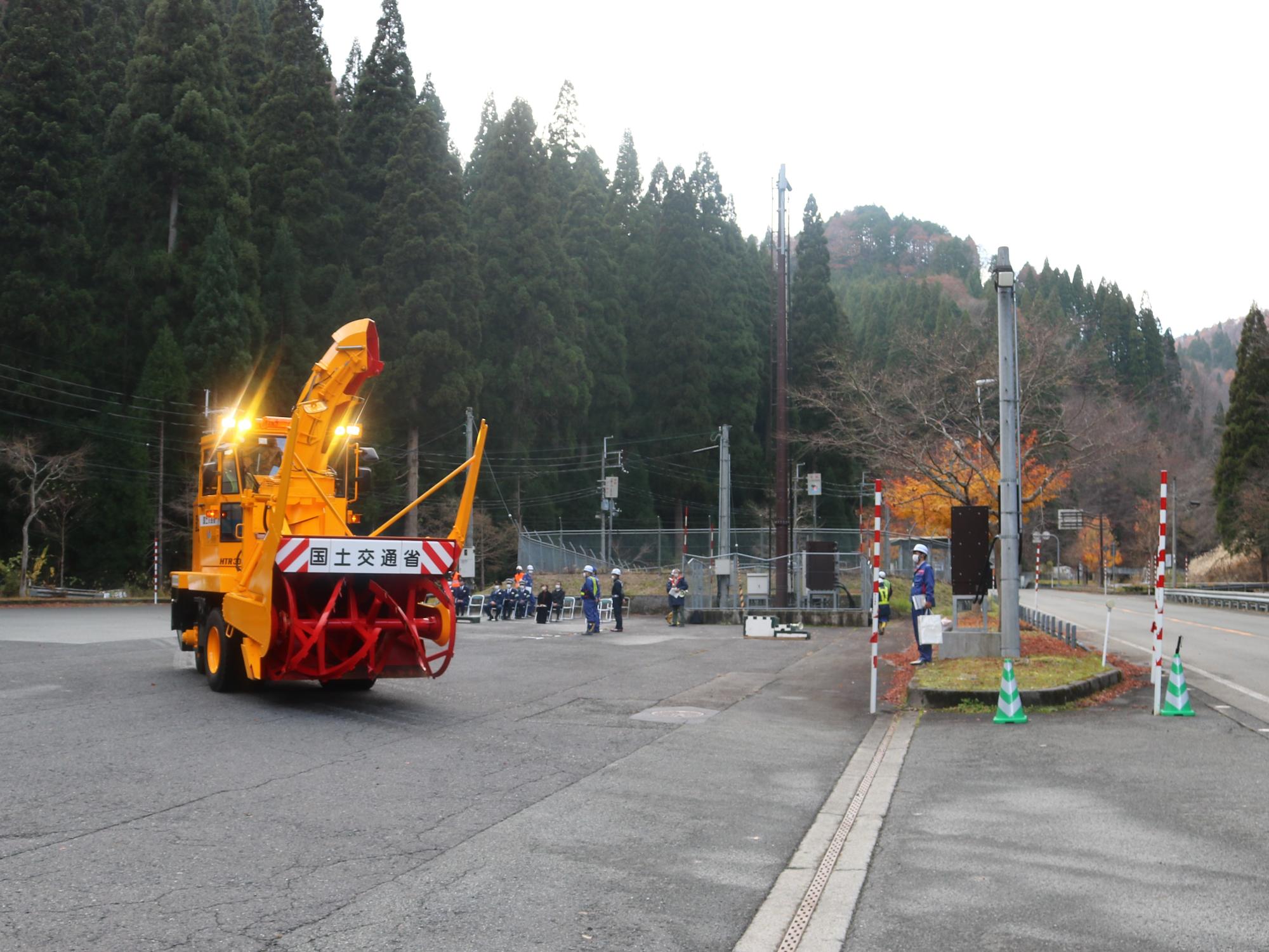 除雪出動式で国道29号の待避所から除雪車が出動している写真