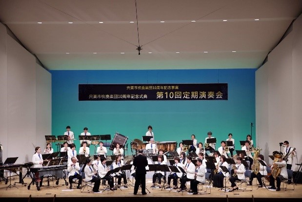 山崎文化会館の大ホールで宍粟市吹奏楽団が演奏している写真