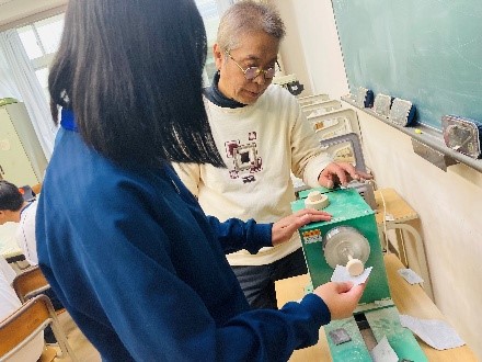 講師の指導の下、卓上木工旋盤を使用するようす