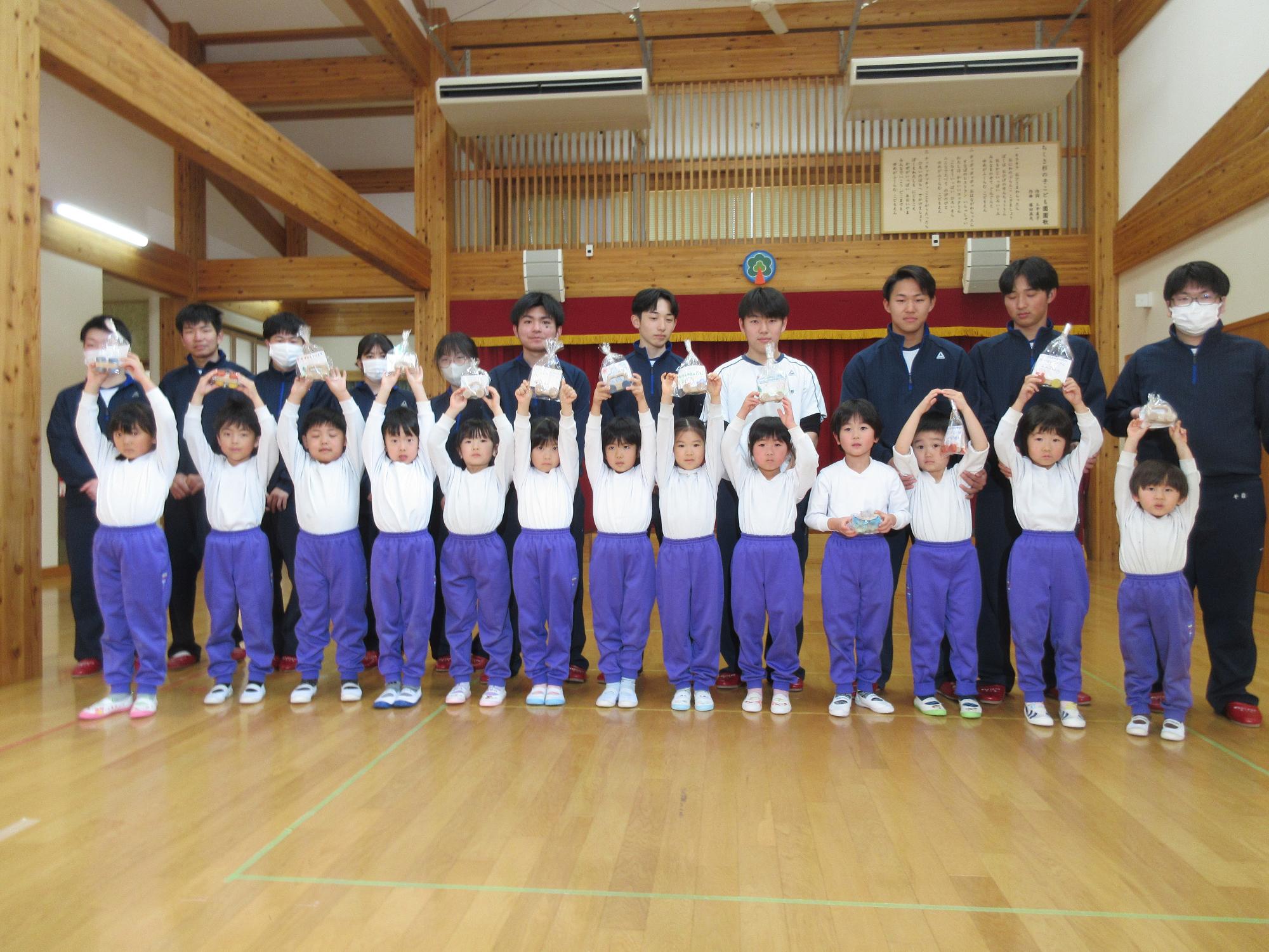 ちくさ杉の子の園児たちに千種高校の生徒が作成した木のおもちゃを送る贈呈式の画像