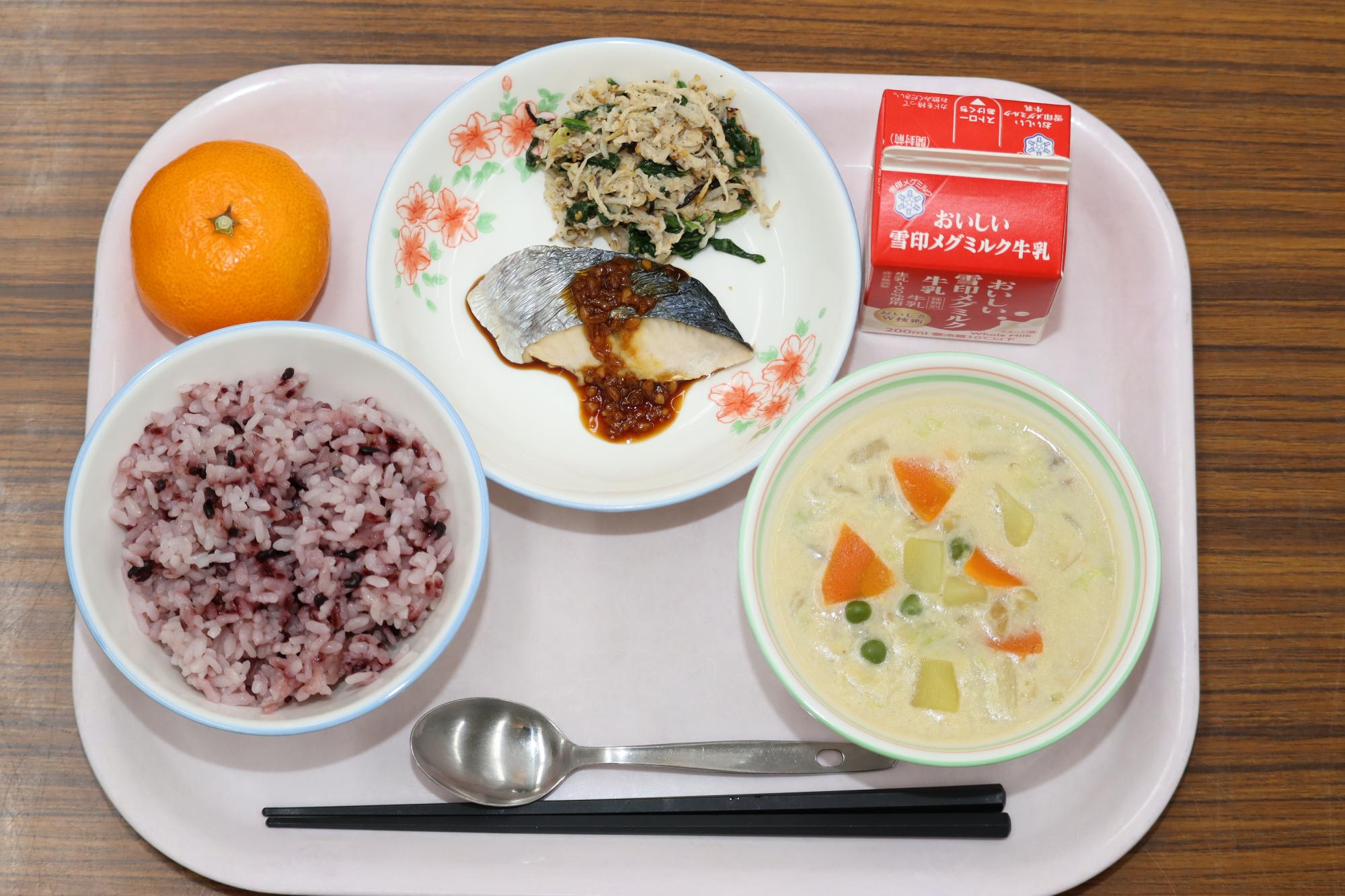 酒粕のクリームスープや紫黒米のごはん、さわらの醤油こうじソース添えなど地元の食材をたっぷり使った学校給食の画像
