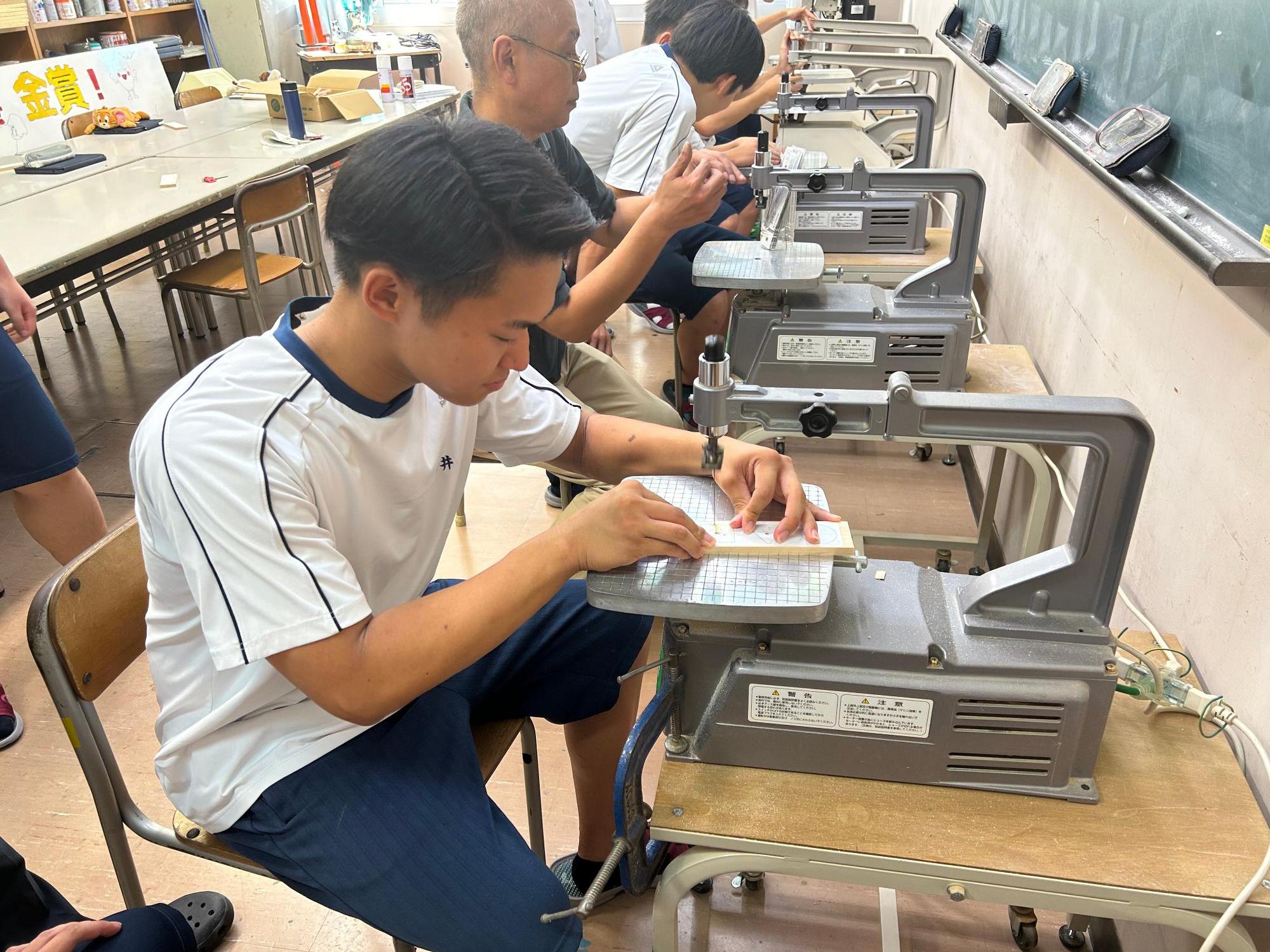 木工の授業に取り組む千種高等学校の生徒のようす