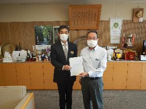 答申書を手渡す審議会会長とそれを受け取る中田教育長の写真