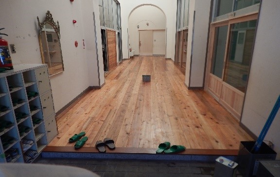 床の張り替えや建具を取り換えた廊下の写真