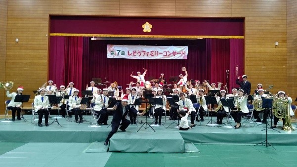 千種小学校の体育館で宍粟市吹奏楽団が演奏している写真