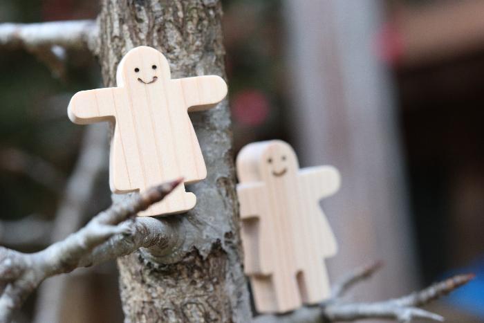 宍粟市誕生祝い品「宍粟市の箱庭」の人形が木の枝の上にいる写真