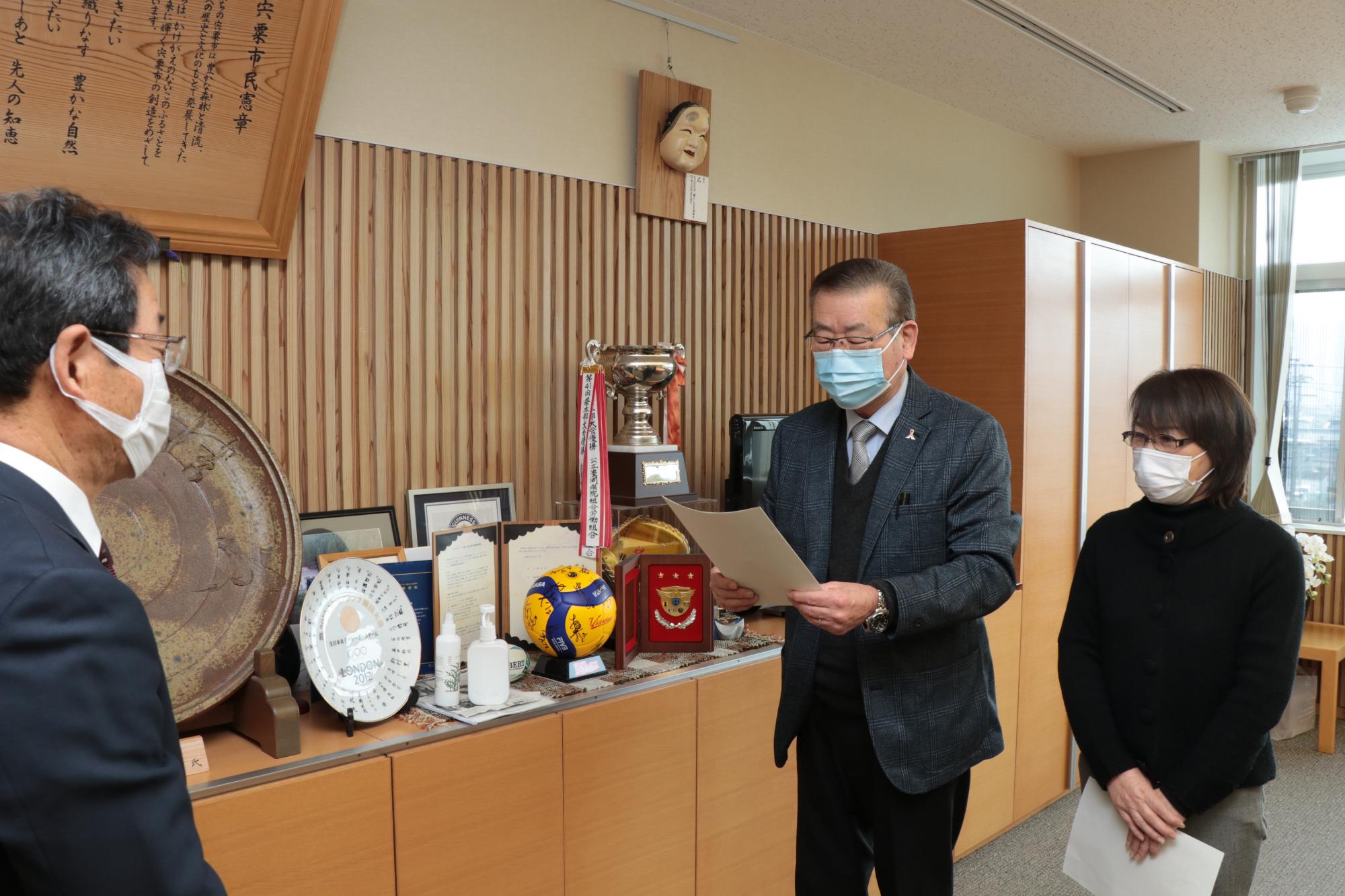 答申書を手渡そうとしている宍粟市公共料金審議会の森脇会長の写真