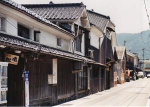 レトロな雰囲気の漂う山崎町城下町の町並みの写真