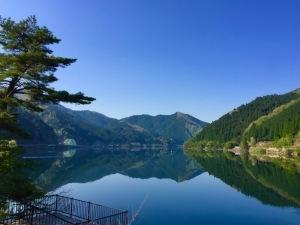 穏やかな波賀町にある音水湖の写真