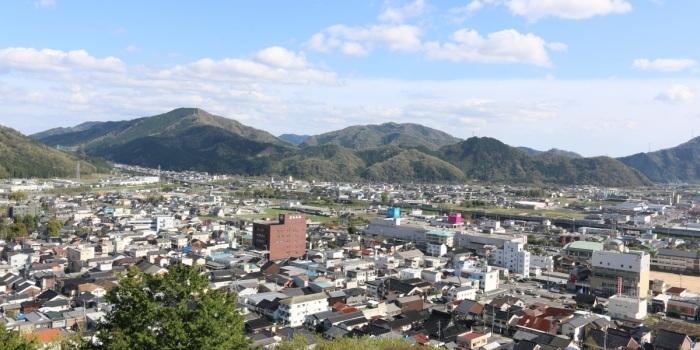 1,000メートルを超える山々がそびえ、市街地が広がる宍粟市の写真