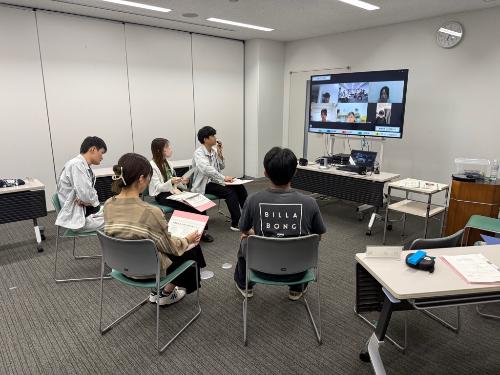 会議でテレビを囲んで会議をしている