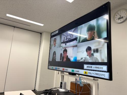 テレビに実行委員が映し出されている