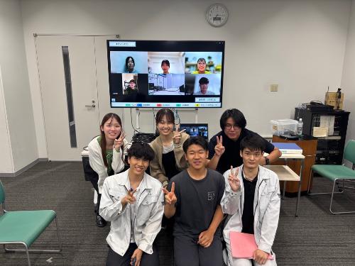 会議を終えて記念撮影をしている